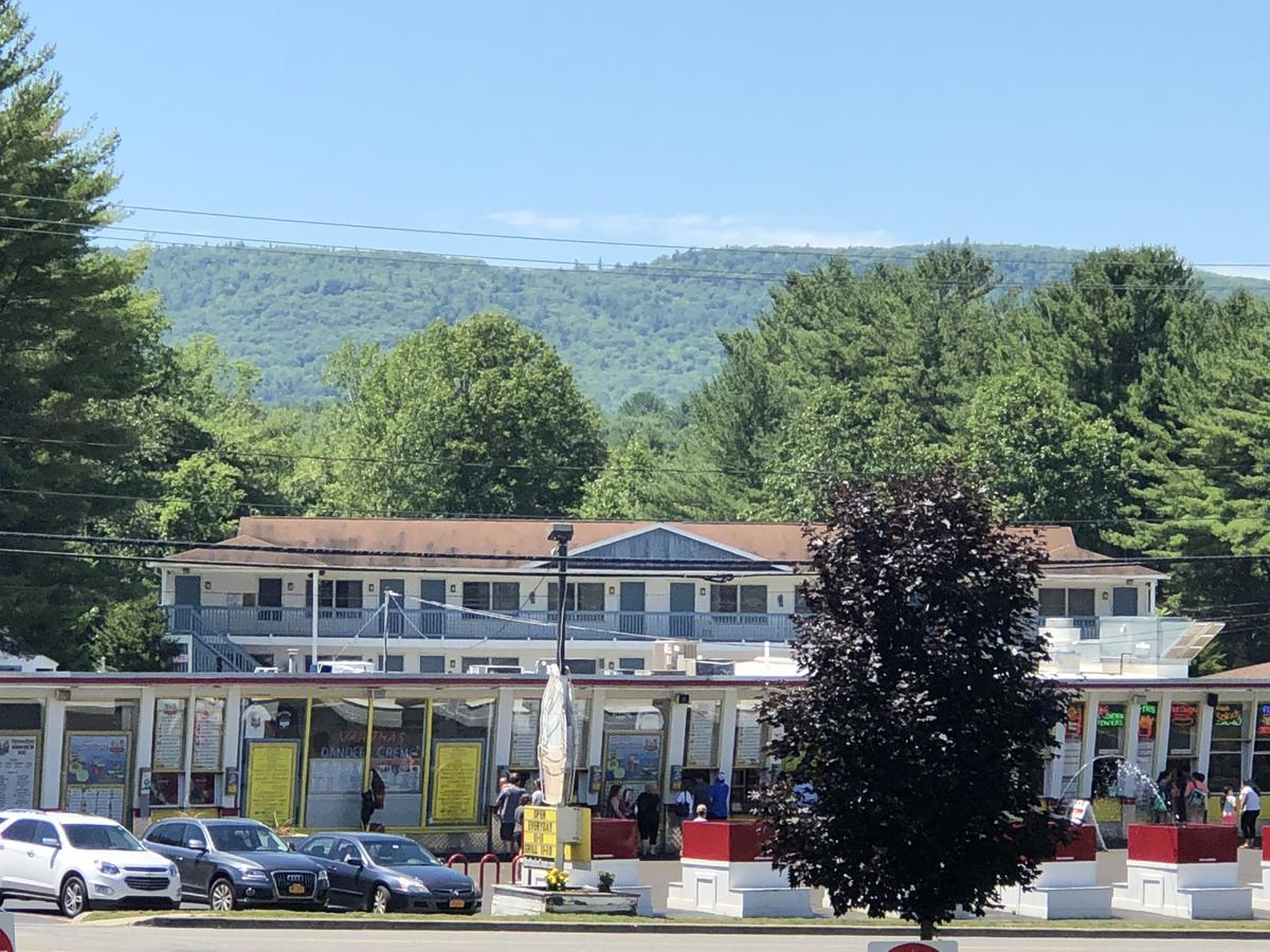 Wakita Court Motel Queensbury Bagian luar foto